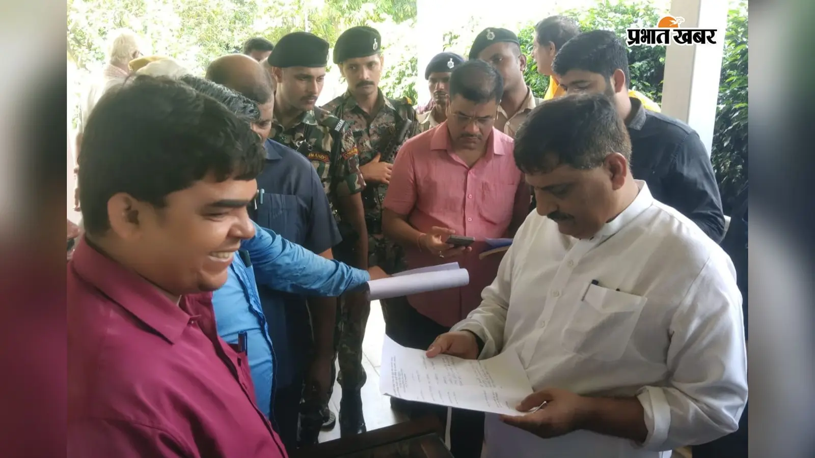 स्कूल में कमरे नहीं, दो शिफ्ट में पढ़ाई, गर्मी में बच्चों की परेशानी देख सांसद से लगायी गुहार