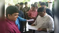 स्कूल में कमरे नहीं, दो शिफ्ट में पढ़ाई, गर्मी में बच्चों की परेशानी देख सांसद से लगायी गुहार