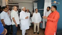 मंत्री भगवान सिंह कुशवाहा के स्वास्थ्य का हाल जानने निजी अस्पताल पहुंचे पूर्व सीएम नीतीश कुमार