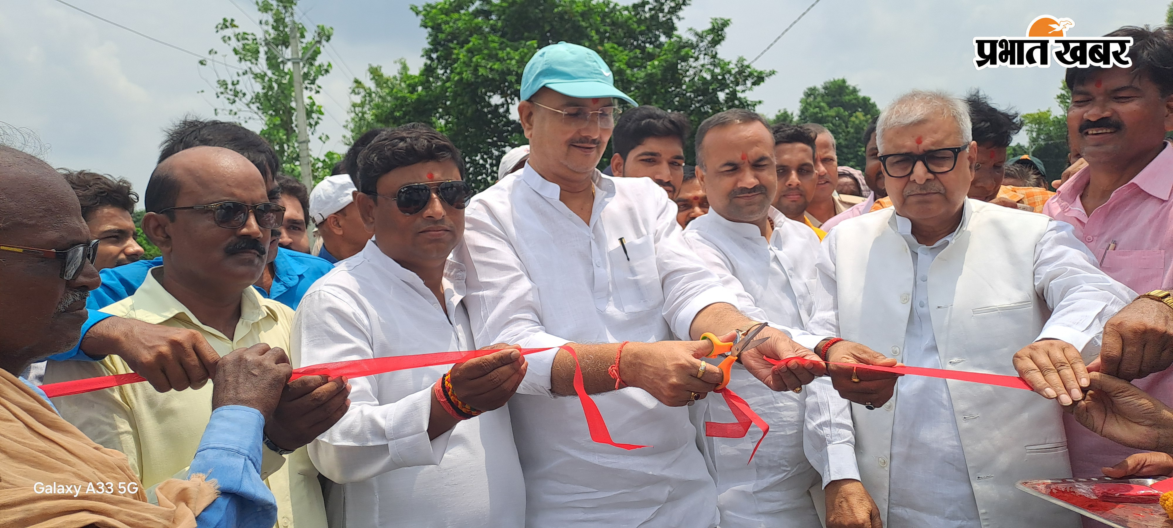 मुख्य द्वार एवं पुस्तकालय का उद्घाटन करते विधायक एवं एमएलसी | Prabhat Khabar Network