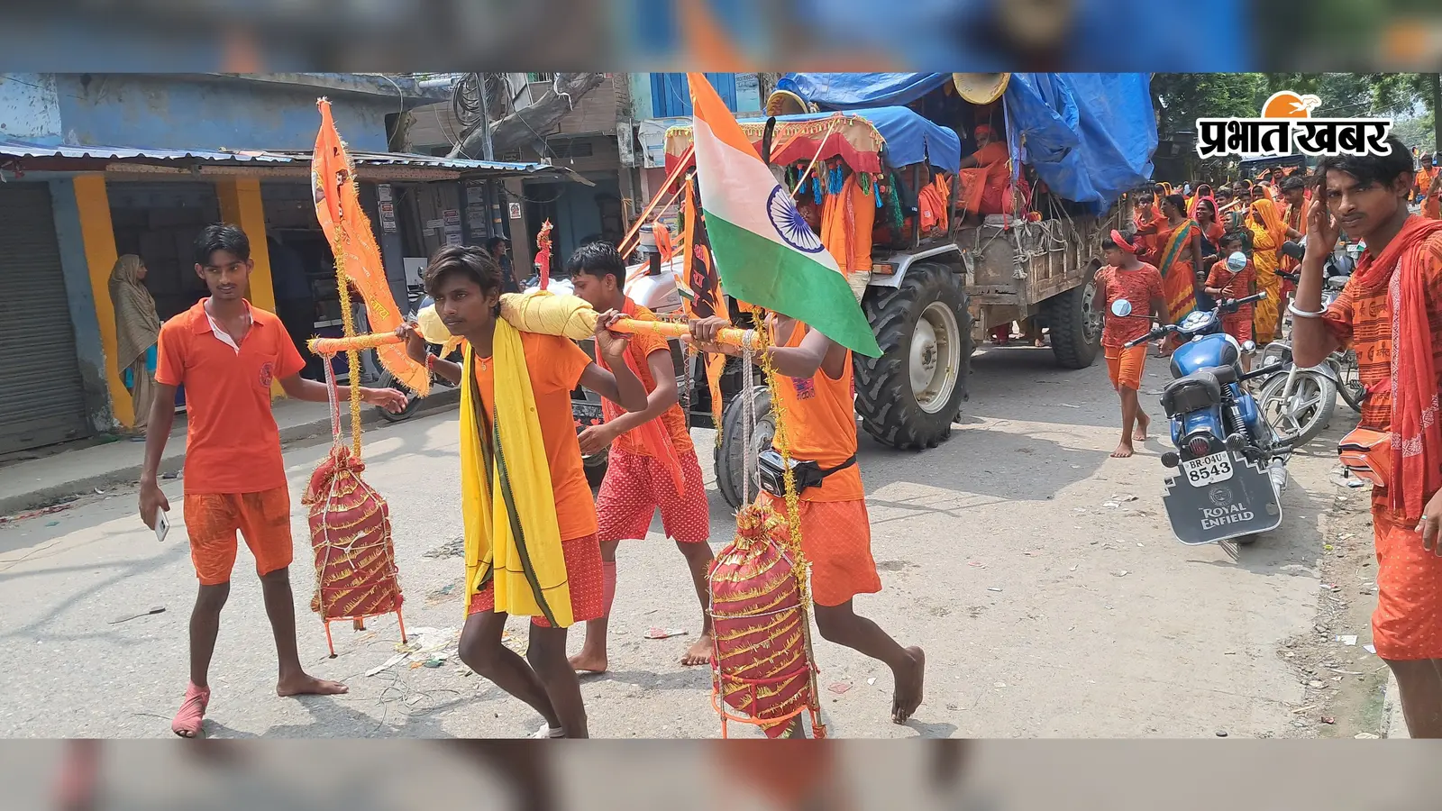 चिलचिलाती धूप में नंगे पांव डोरीगंज से गंगाजल लेकर निकले श्रद्धालु, तीसरी सोमवारी पर सिंगासनी धाम में करेंगे जलाभिषेक