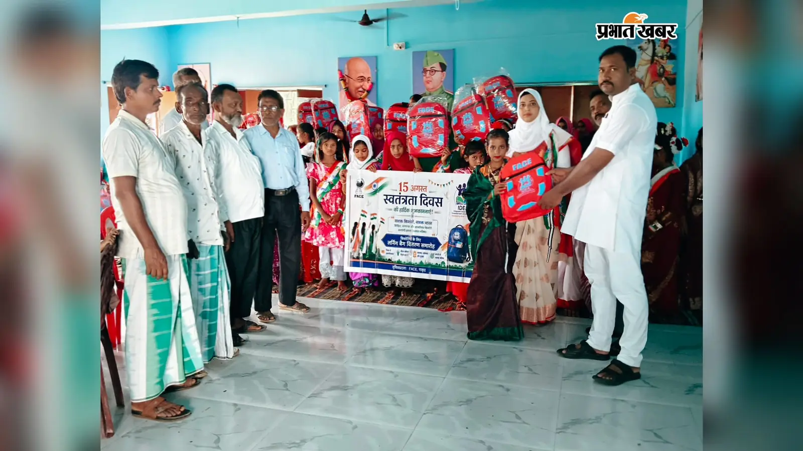 स्वतंत्रता दिवस पर किशोरियों को बांटे लर्निंग बैग, शिक्षा के जरिये आत्मनिर्भर बनने का दिया संदेश