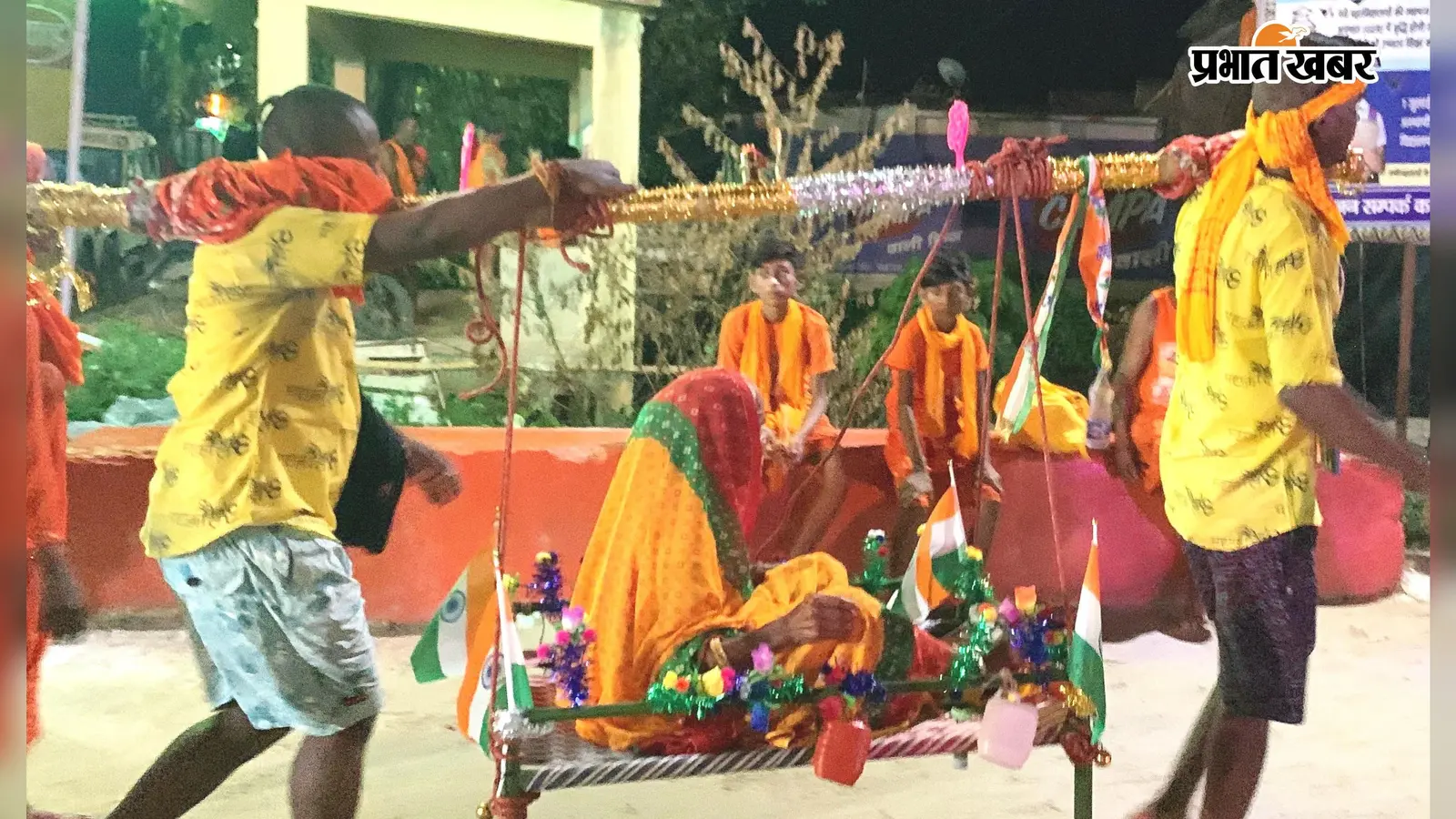 न बेटा, न बेटी; 85 साल की बेसहारा बुजुर्ग के लिए 'श्रवण कुमार' बने चार पड़ोसी, पालकी में बैठाकर करा रहे 98 किमी की कांवर यात्रा