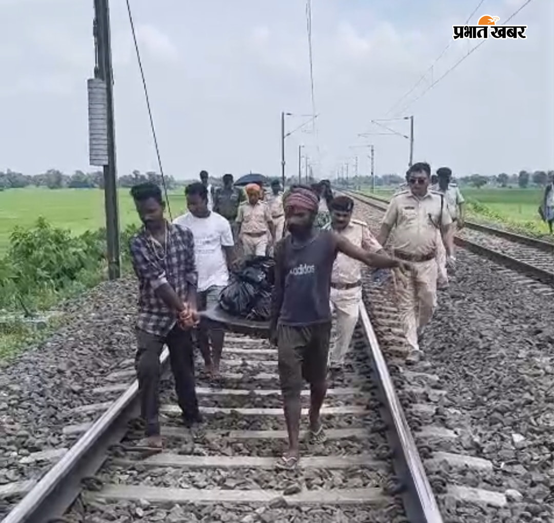 फोटो- घटनास्थल का मुआयना करती पुलिस. फोटो- शव को पोस्टमार्टम के लिए ले जाती पुलिस. | Prabhat Khabar Network