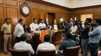 डीइओ व डीएसइ पहुंचे आवासीय विद्यालय, बच्चों के फ्यूचर प्लान पर की चर्चा
