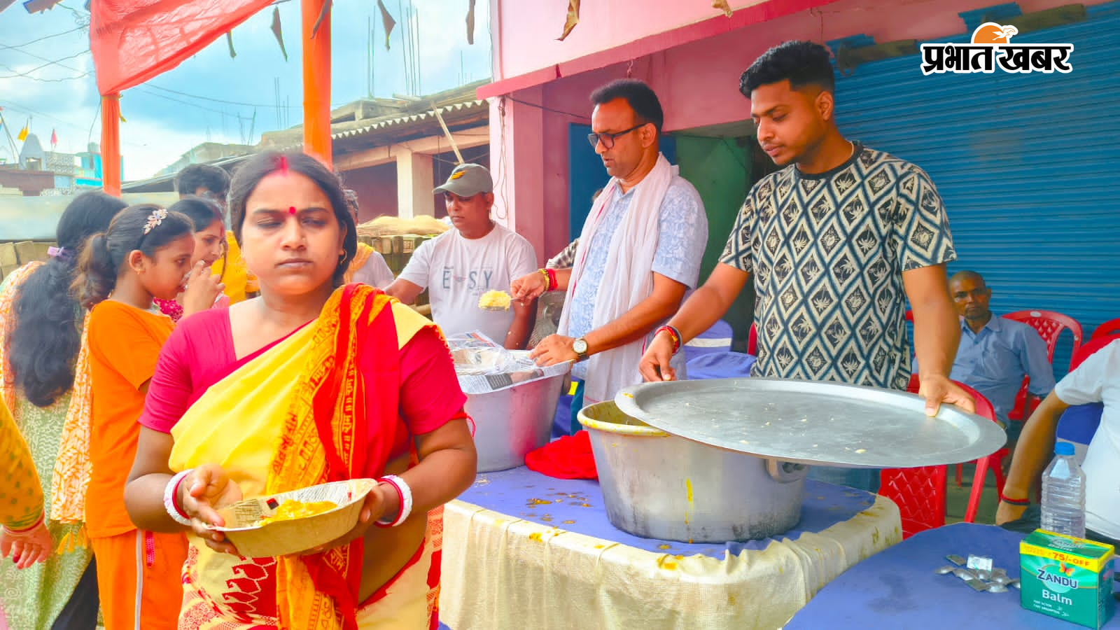 निशुल्क कांवरिया सेवा शिविर में उपस्थित भक्तगण को सेवा करते समाजसेवी | Prabhat Khabar Network