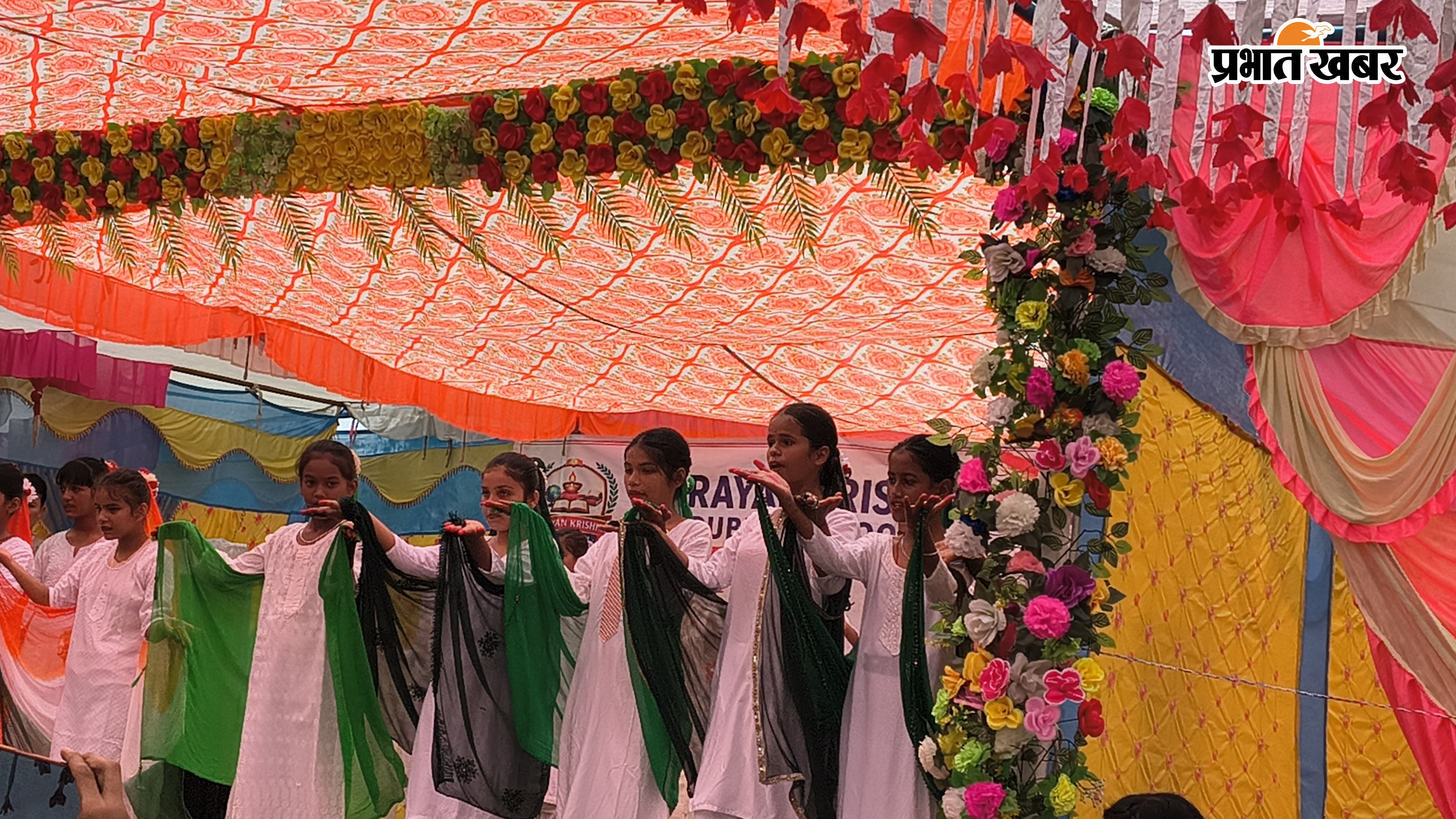 काराकाट थाना में थानाध्यक्ष विवेक कुमार तिरंगा फहराते 2 - नारायण कृष्ण पब्लिक स्कूल की छात्राएं देशभक्ति गीत प्रस्तुत करते | Prabhat Khabar Network