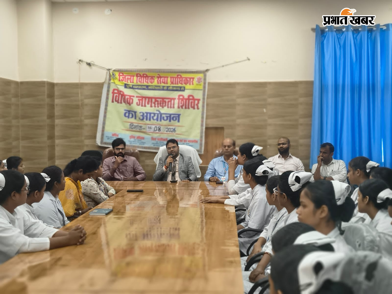 विधिक जागरूकता बैठक में शामिल पदाधिकारी व अस्पताल कर्मीगण | Prabhat Khabar Network
