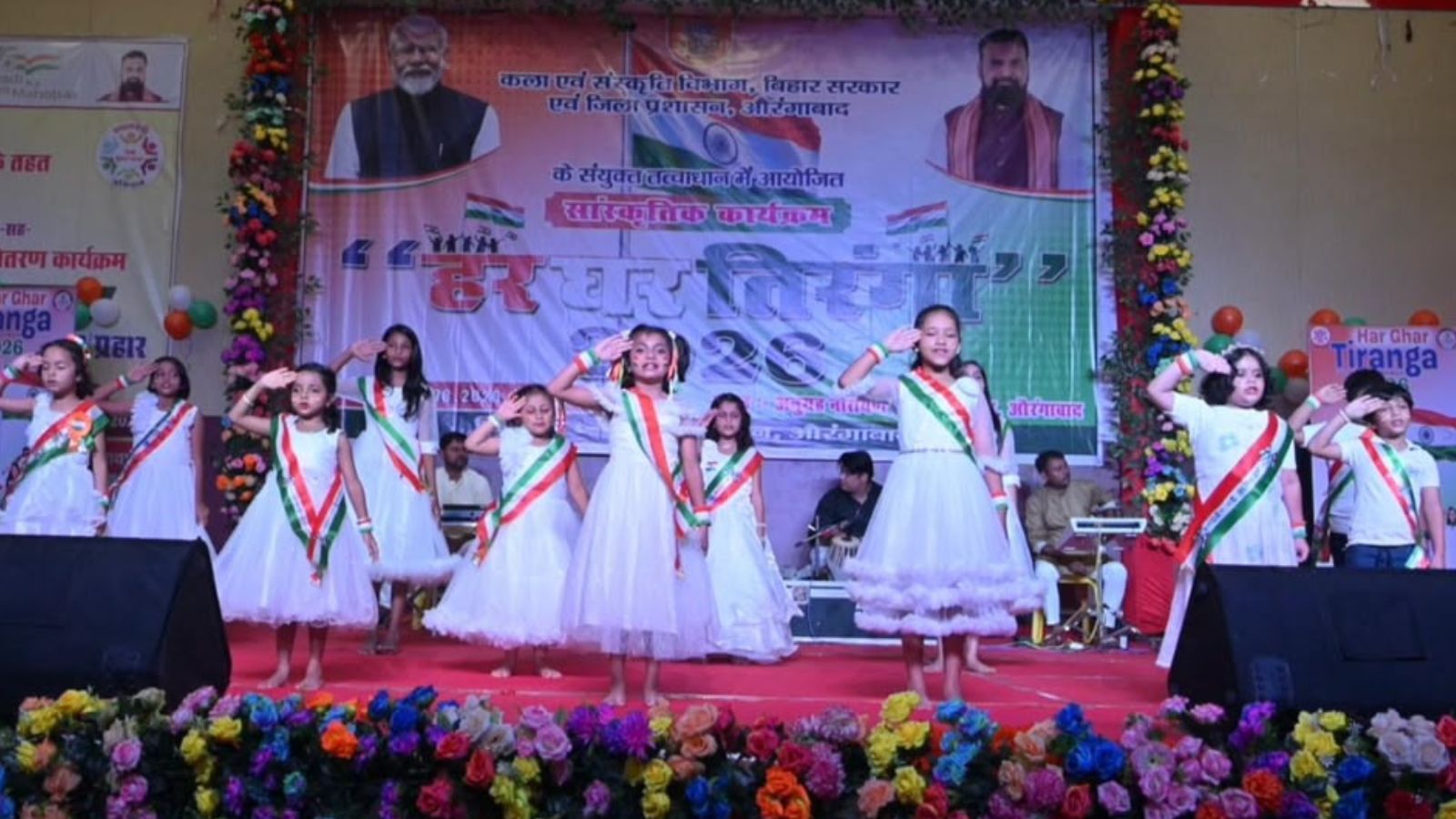 नृत्य प्रस्तुत करती छात्राएँ