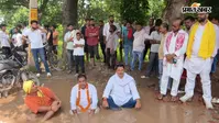 बक्सर: गड्ढों में बैठकर जन सुराज का मौन धरना, जर्जर सड़क को लेकर विधायक पर वादाखिलाफी का आरोप