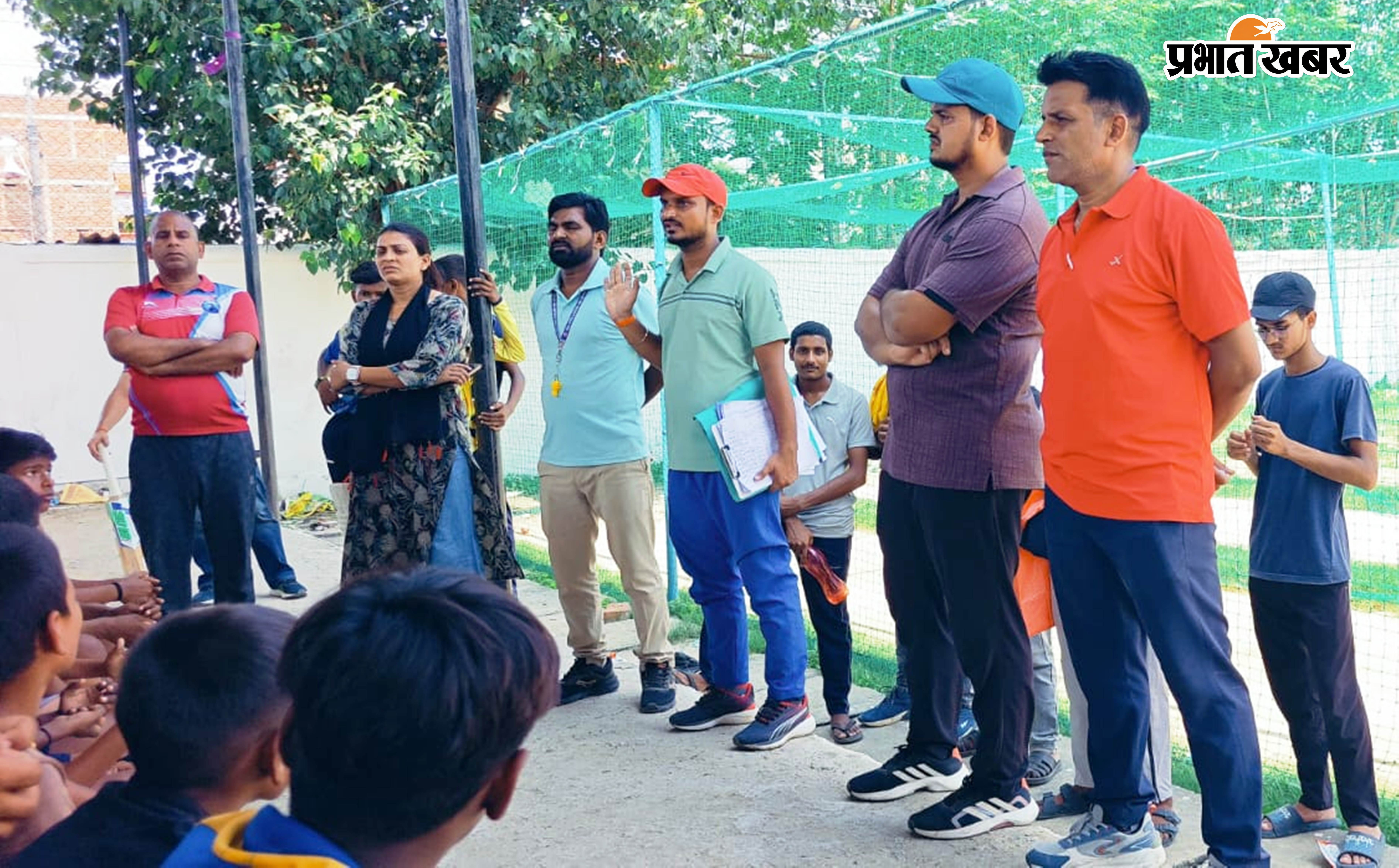 फोटो कैप्शन 12बी: खिलाड़ियों को ब्रीफ करते विभाग के कर्मी व अन्य. | Prabhat Khabar Network