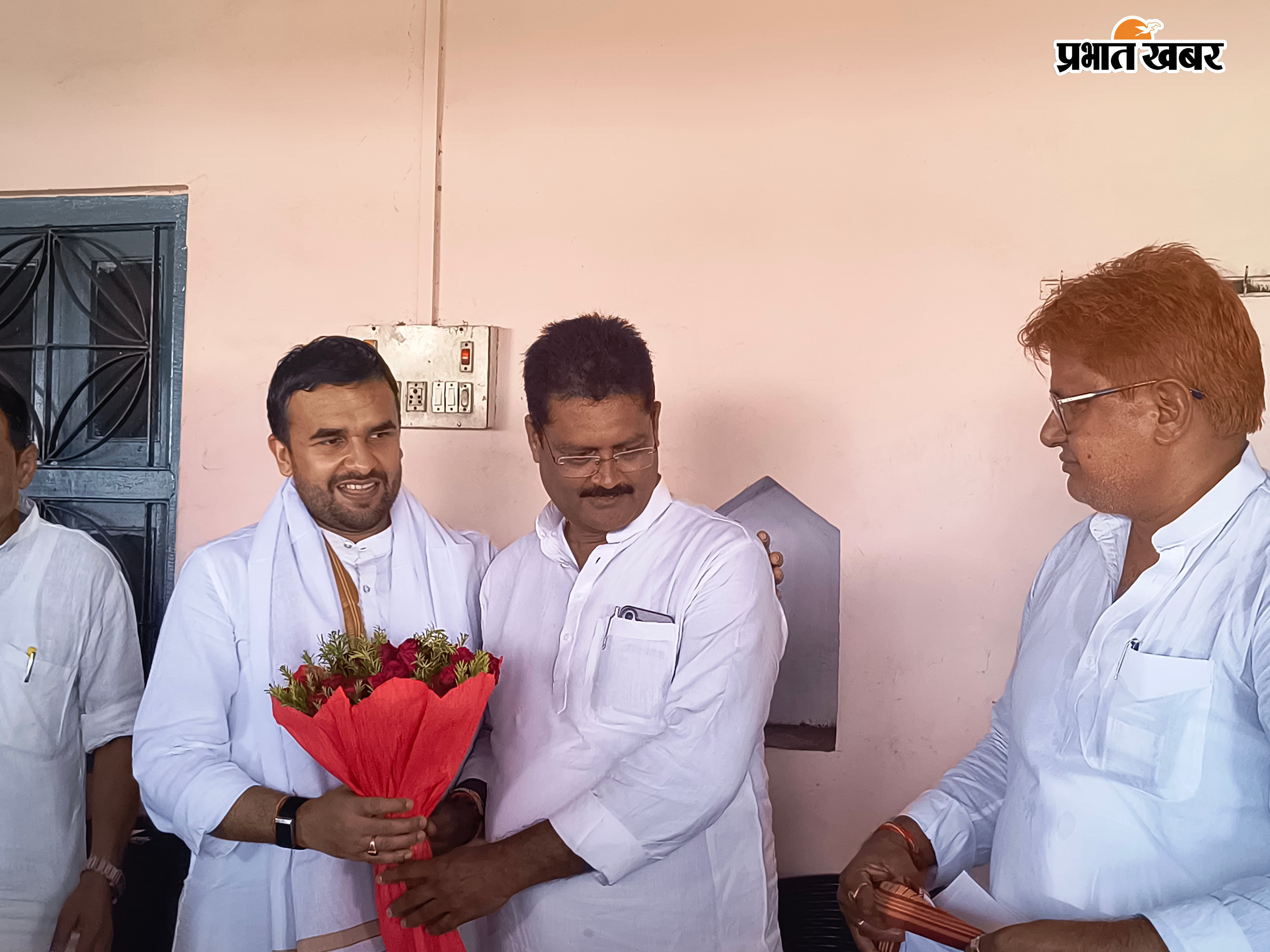 फोटो -बिस्कोमान अध्यक्ष विशाल सिंह का बुके देकर स्वागत करते पैक्स अध्यक्ष | Prabhat Khabar Network