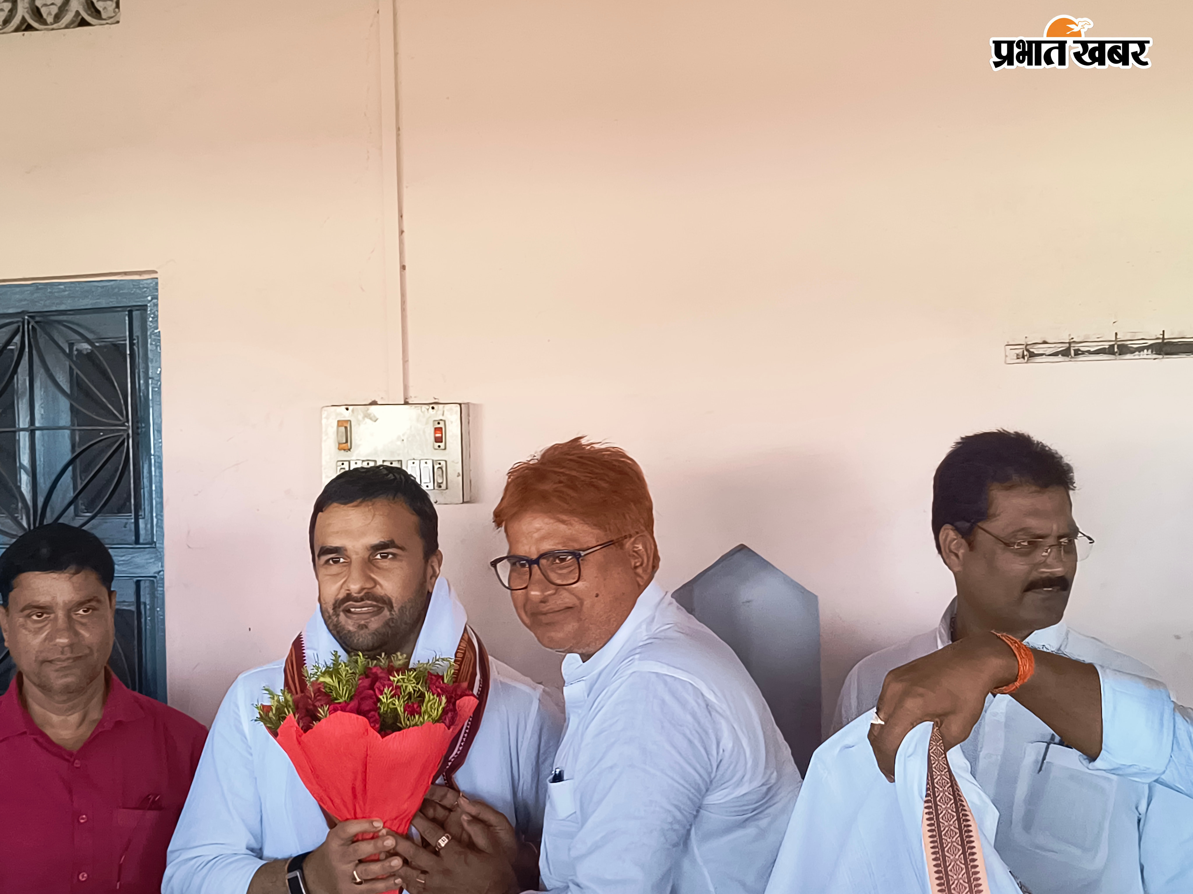 फोटो -बिस्कोमान अध्यक्ष विशाल सिंह का बुके देकर स्वागत करते पैक्स अध्यक्ष | Prabhat Khabar Network
