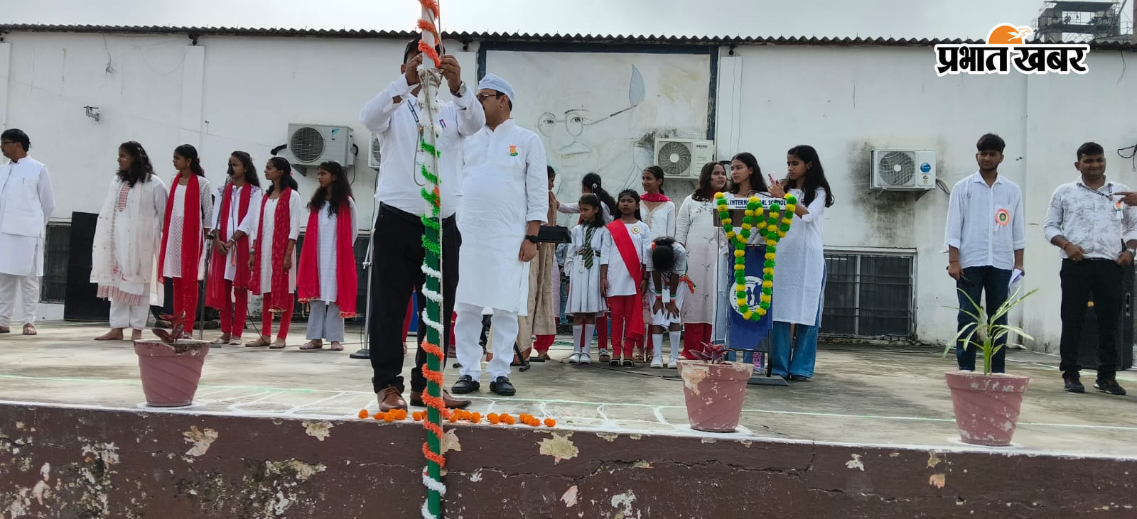 जेके इंटरनेशनल स्कूल कोनार सासाराम में झंडोत्तोलन करते चेयरमैन अशोक सिंह | Prabhat Khabar Network