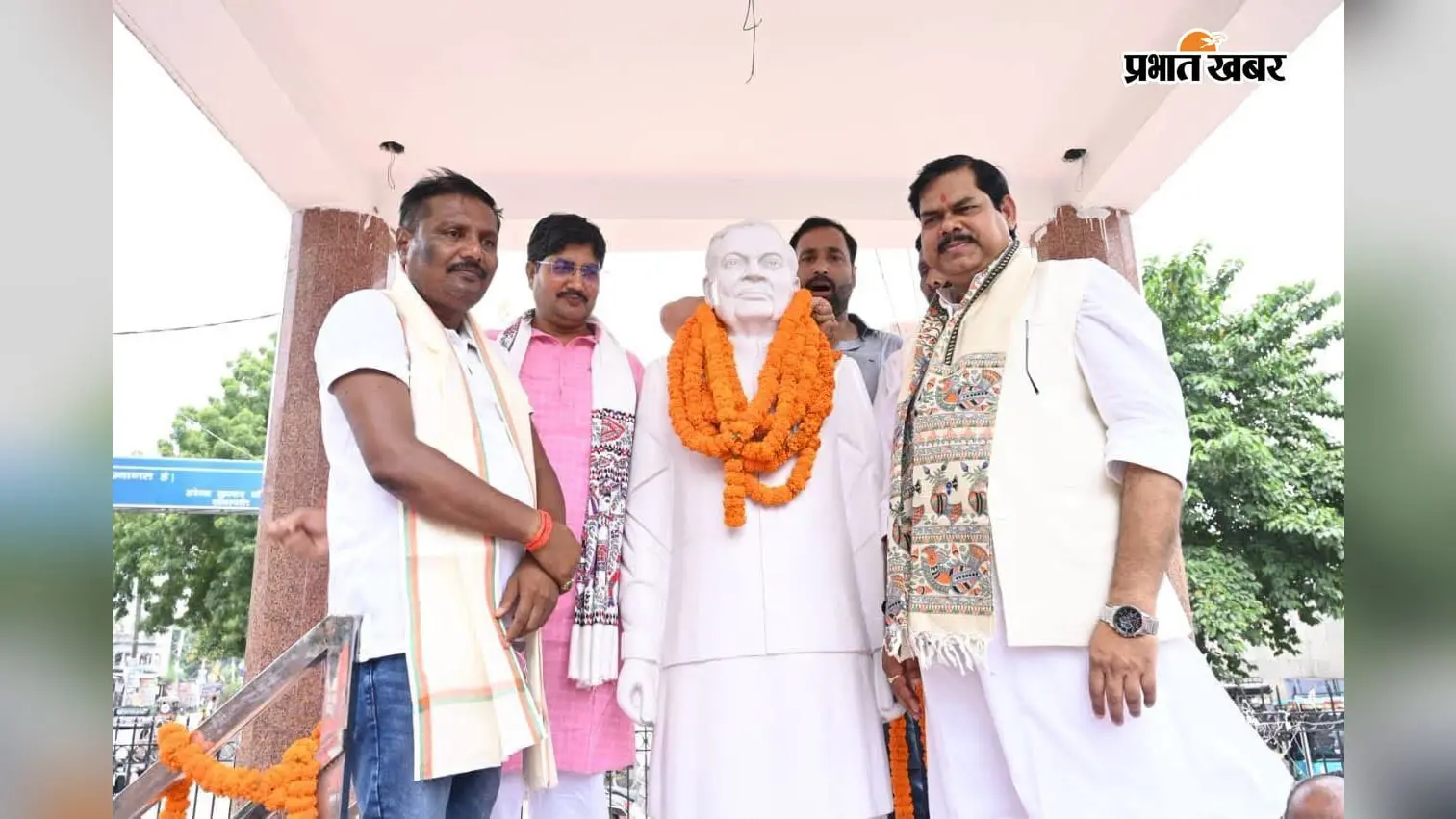 अटल बिहारी वाजपेयी की पुण्यतिथि पर गोपालगंज में श्रद्धांजलि सभा, मंत्री मिथिलेश तिवारी ने अर्पित की पुष्पांजलि