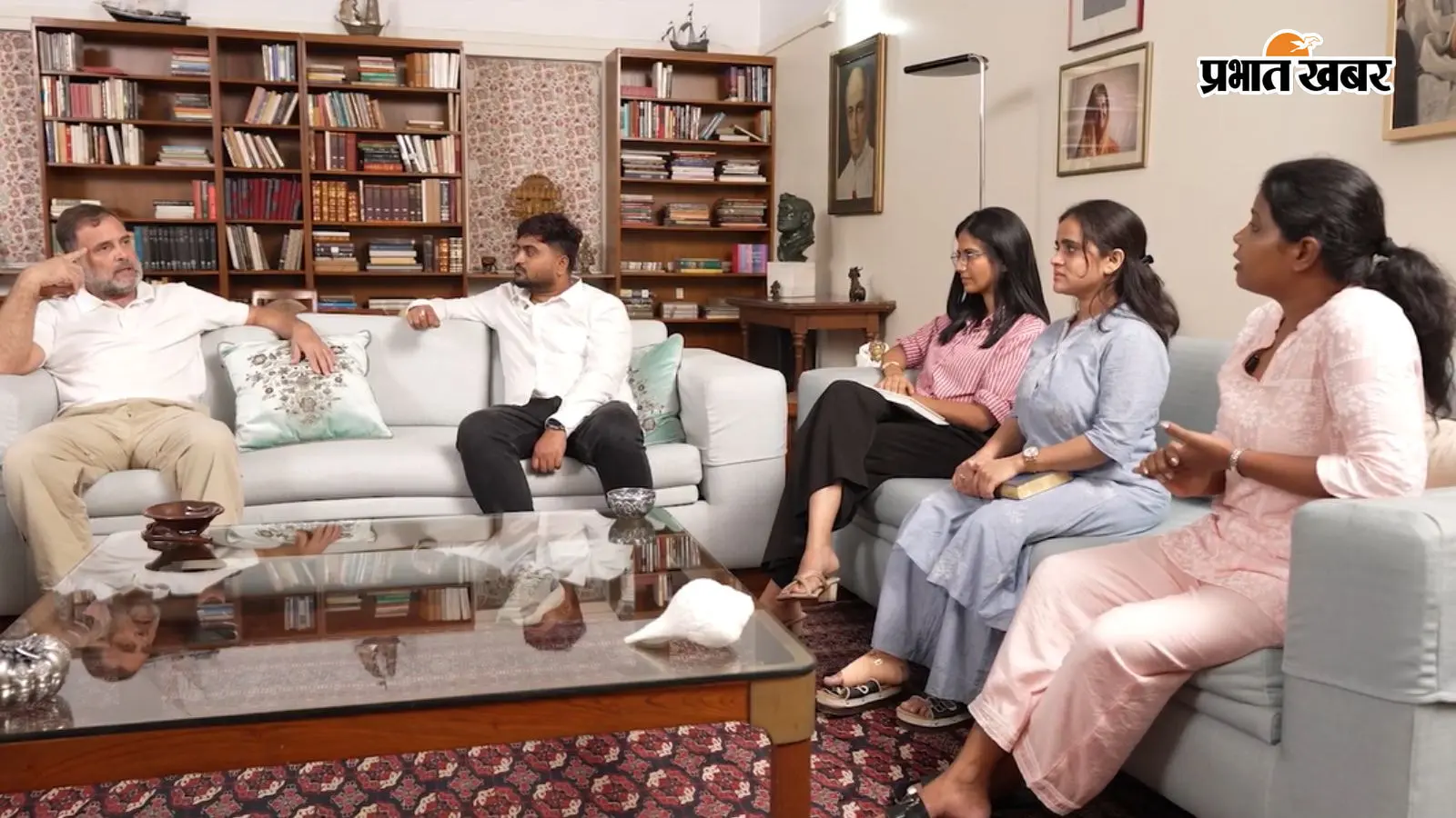Video: प्रदर्शनकारी छात्रों से मिले राहुल गांधी, बोले- हिंसक शासन के सामने डटे युवा, लड़कियों पर गर्व