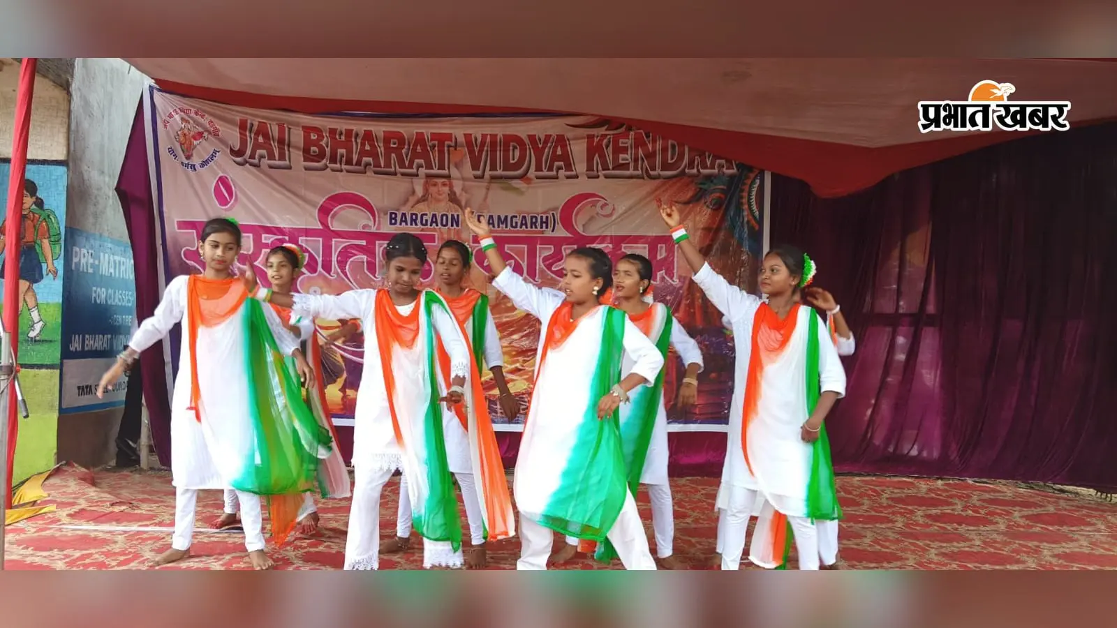 चैनपुर में गूंजे देशभक्ति के गीत, निकली प्रभात फेरी; वीर सेनानियों की झांकी ने मोहा मन