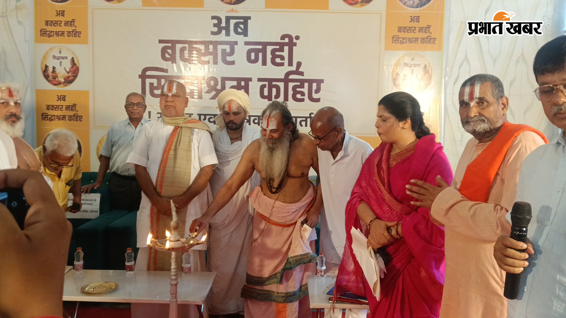 फोटो- दीप प्रज्जवलित कर कार्यक्रम का उद्घघाटन करते संत समाज | Prabhat Khabar Network