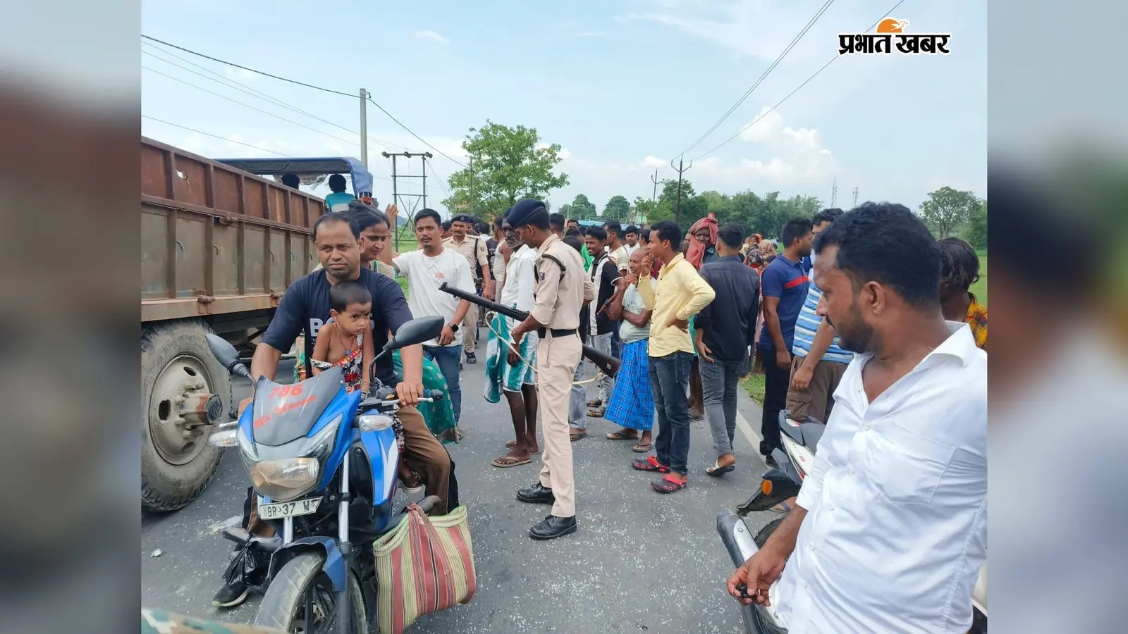 किशनगंज-ठाकुरगंज मुख्यपथ पर बाइक और ई-रिक्शा में जोरदार टक्कर, दो युवक गंभीर