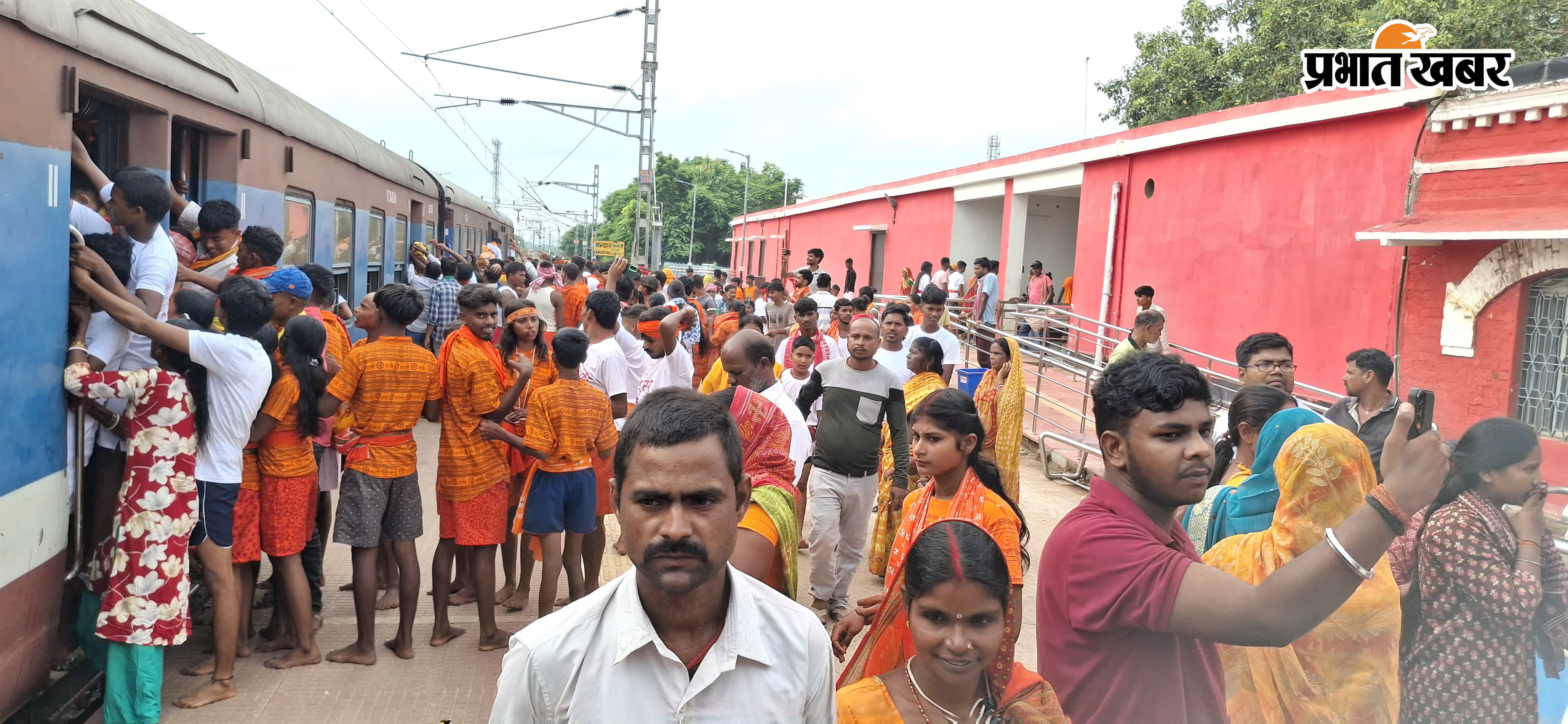 फोटो कैप्शन : मंदार हिल स्टेशन पर ट्रेन में सवार होने के लिए कांवरियों की भीड़ | Prabhat Khabar Network