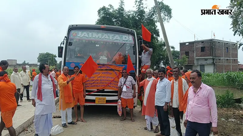 भंडरिया से बाबा बैद्यनाथ धाम के लिए रवाना हुआ कांवरियों का जत्था, बोल बम के जयकारों से गूंजा इलाका