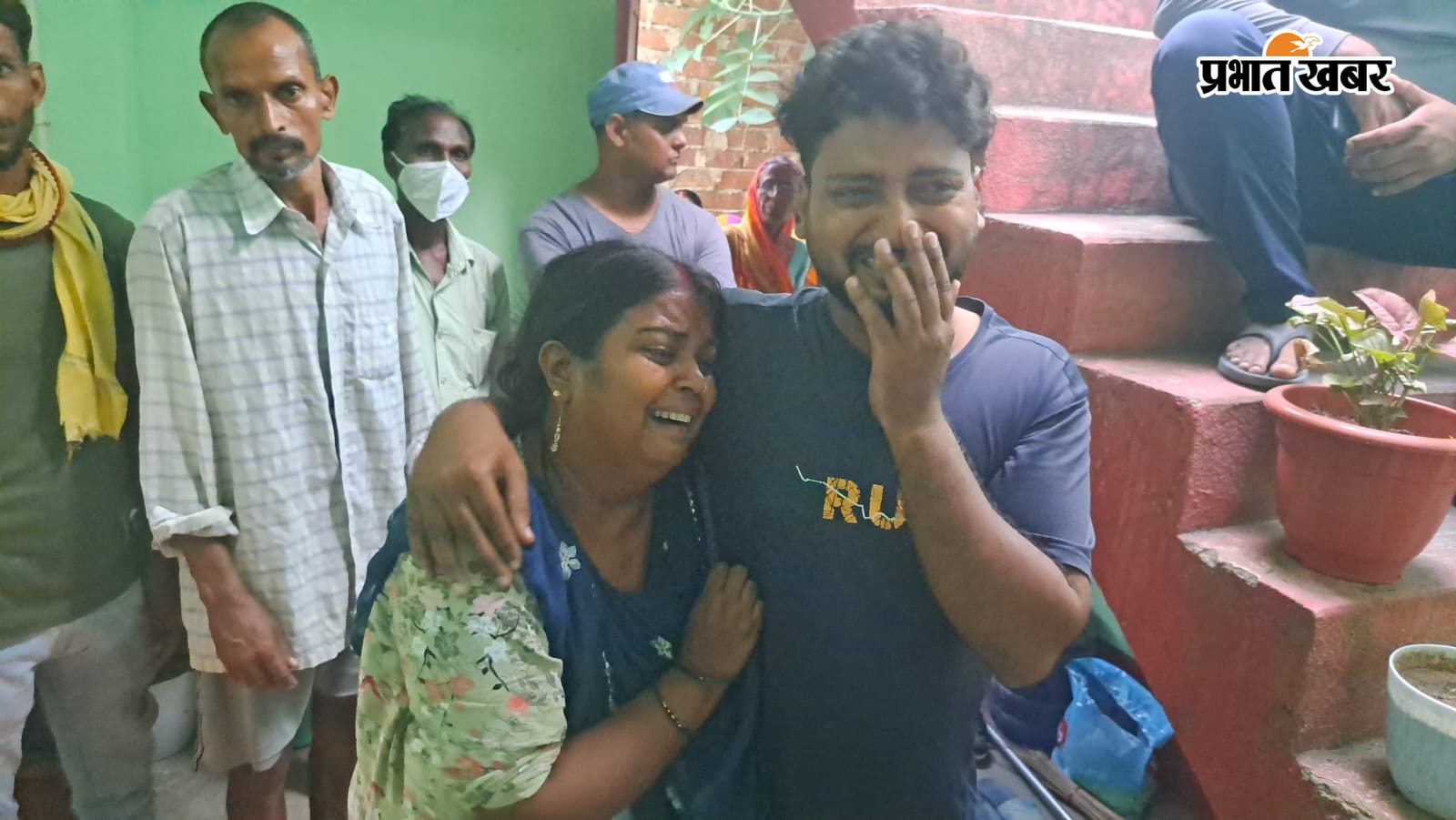 फांसी. घटना के बाद कमरे मे पड़ा शव फोटो.जांच करती पुलिस फोटो. रोती विलखती विवाहिता | Prabhat Khabar Network