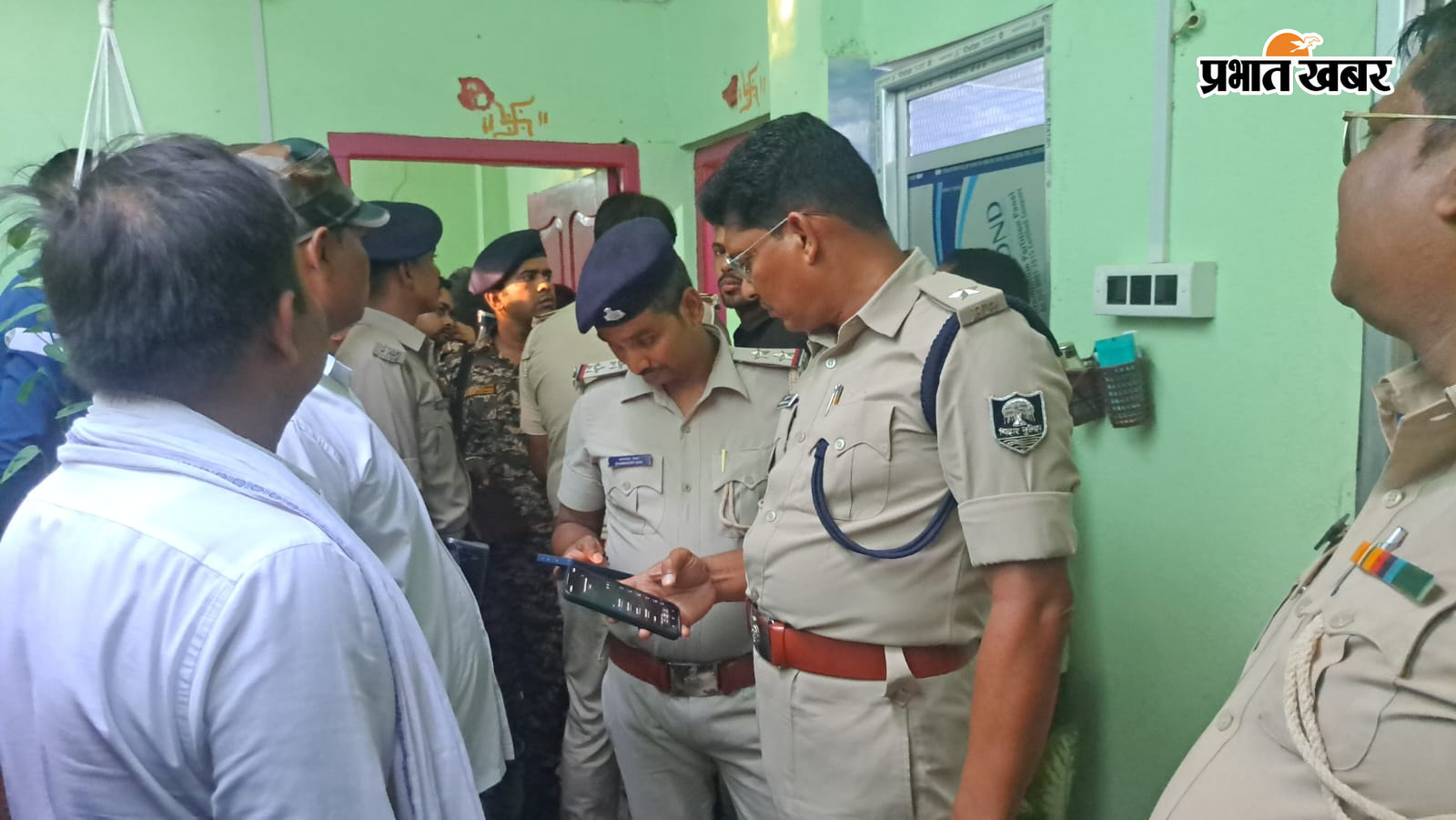 फांसी. घटना के बाद कमरे मे पड़ा शव फोटो.जांच करती पुलिस फोटो. रोती विलखती विवाहिता | Prabhat Khabar Network