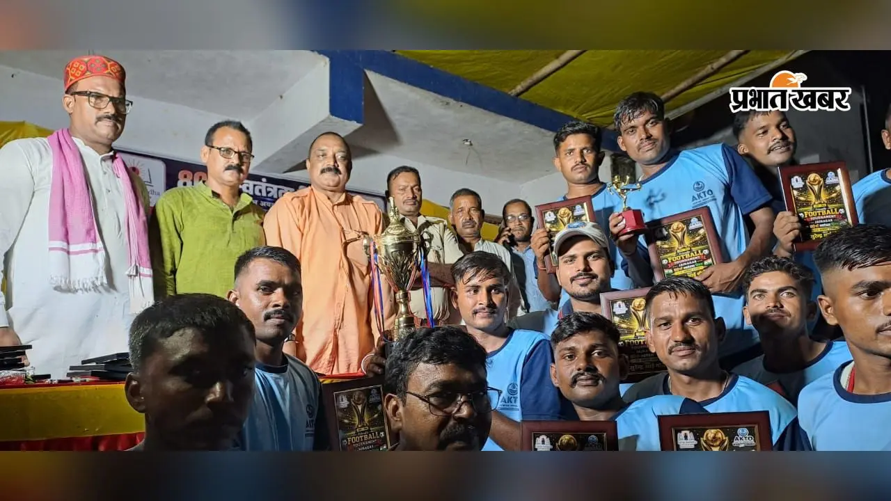 जयनगर में स्वतंत्रता दिवस पर फुटबॉल का रोमांच, प्रशासन ने शिक्षक टीम को हराकर जीता खिताब