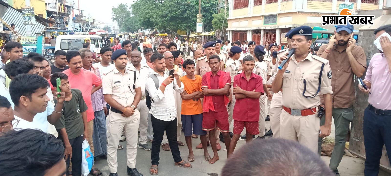 बाजार के दुर्गा चौक पर नाट्य रूपांतरण करती पुलिस, दुर्गा चौक पर लोगो को जागरूक करते थानाध्यक्ष | Prabhat Khabar Network