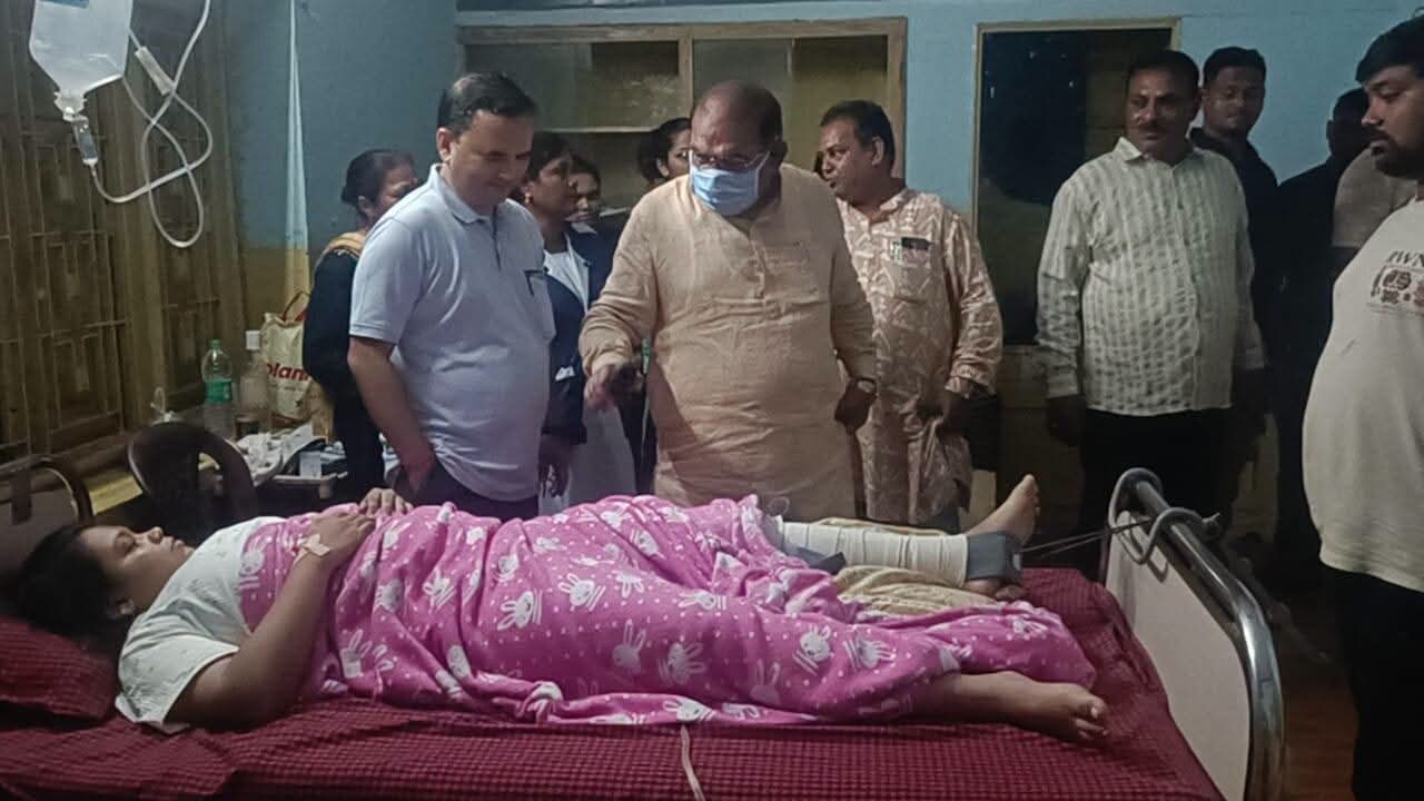 अस्पताल में घायलों का हाल जानने पहुंचे विधायक जयनारायण व अन्य.