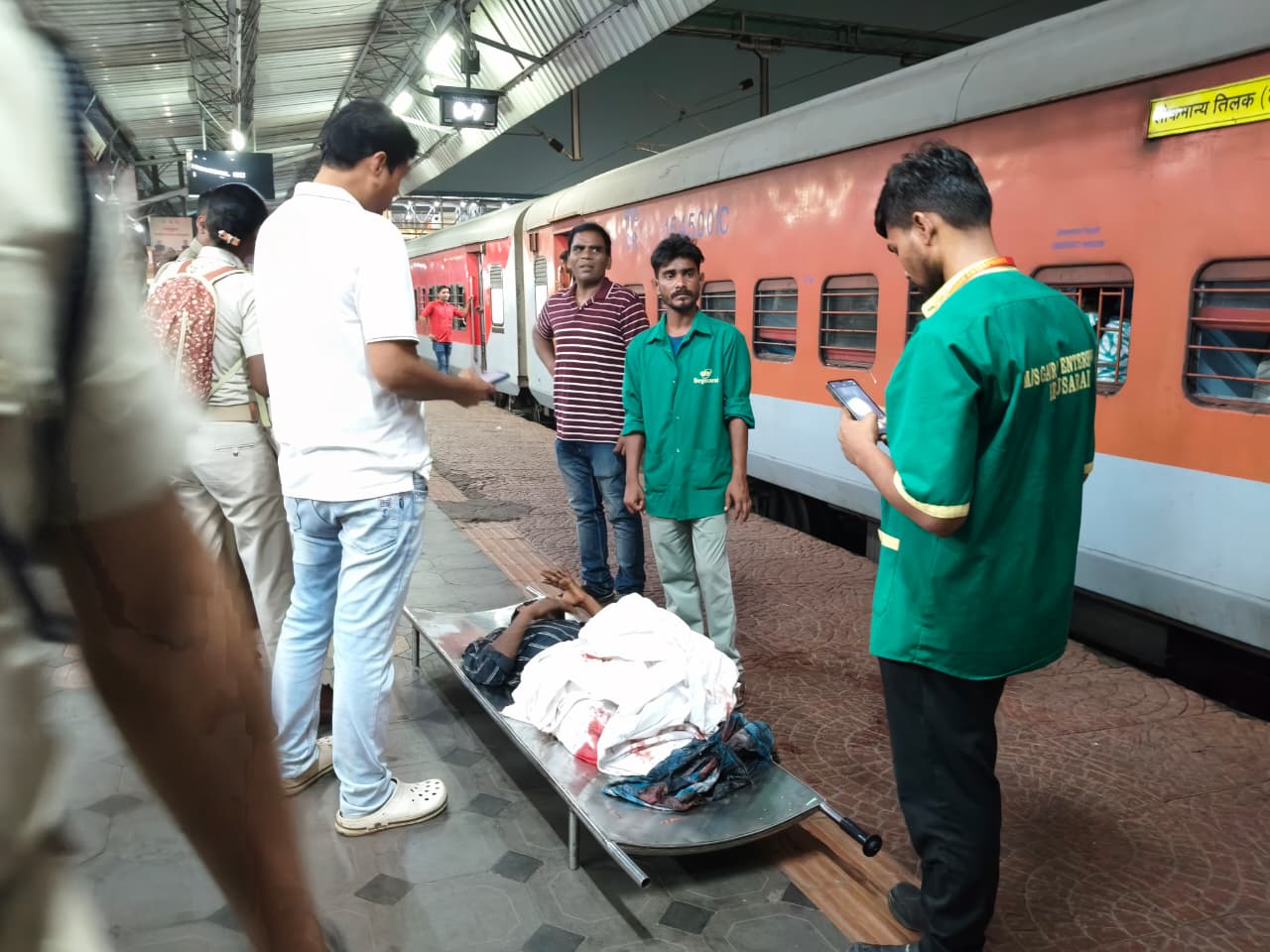 घायल को अस्पताल ले जाने की तैयारी करती रेलवे की टीम.