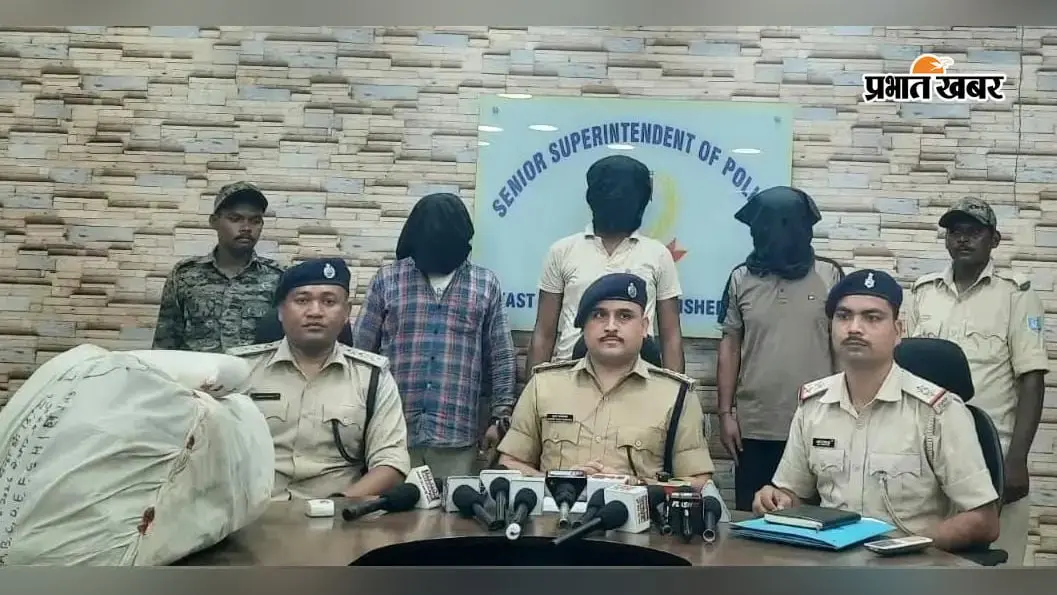 Galudih News: गालूडीह बराज के पास 11 किलो गांजा और बाइक जब्त, जमशेदपुर के तीन तस्कर गिरफ्तार