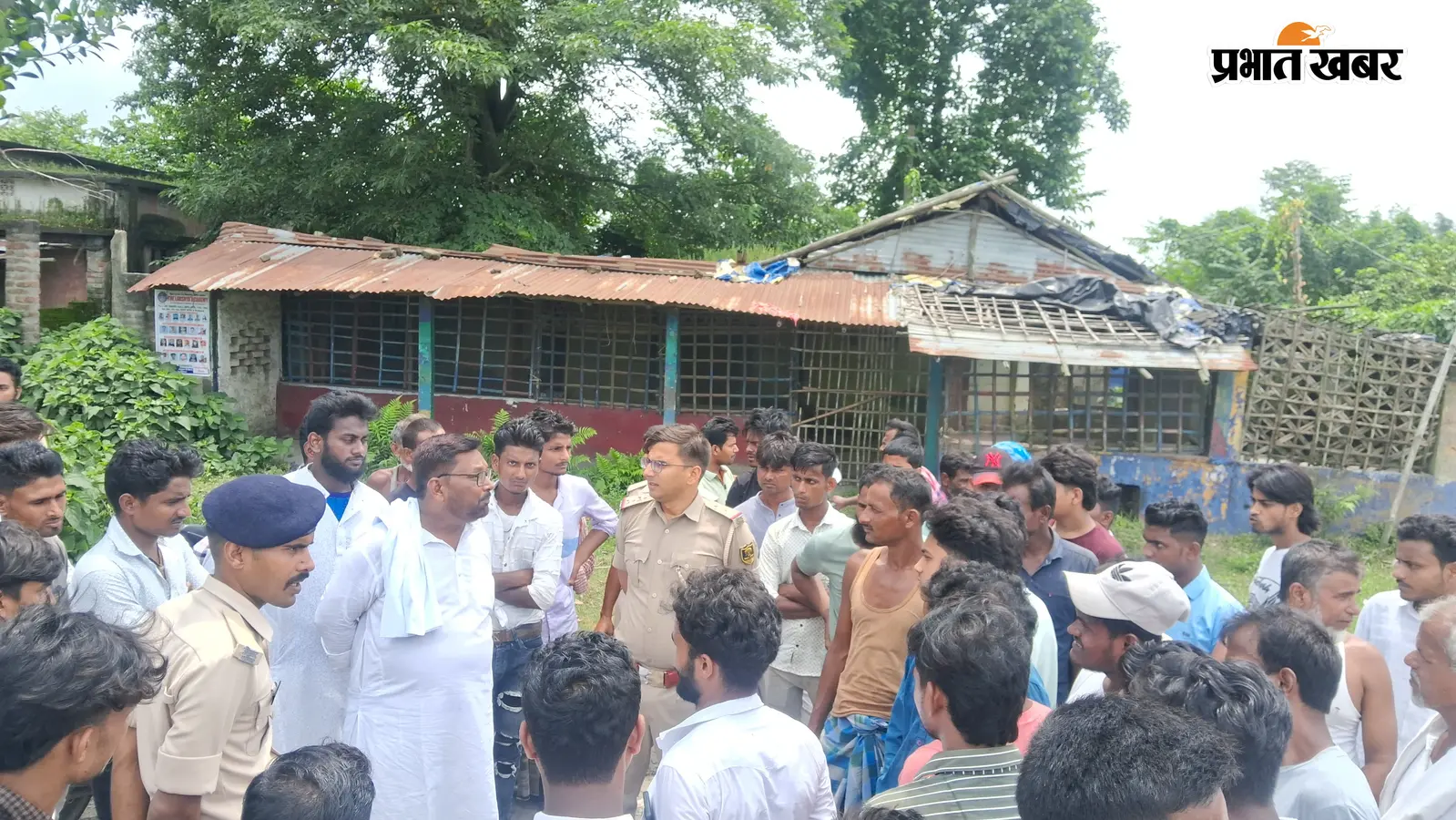 अररिया में तेज रफ्तार वाहन की टक्कर से बाइक सवार तीन युवक घायल, एक की मौत
