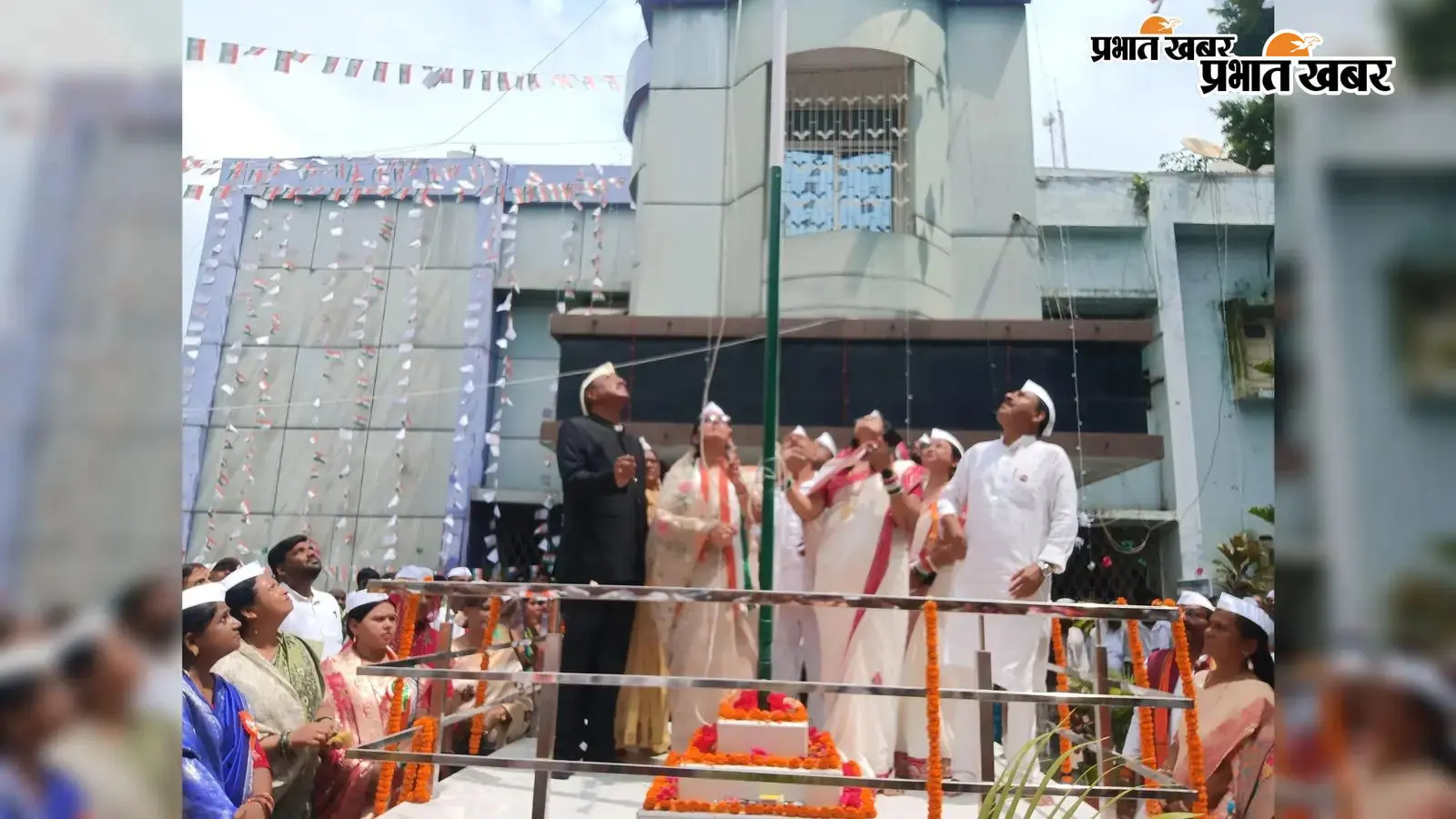 बेगूसराय नगर निगम कार्यालय में महापौर पिंकी देवी ने किया ध्वजारोहण, शहीदों को दी श्रद्धांजलि