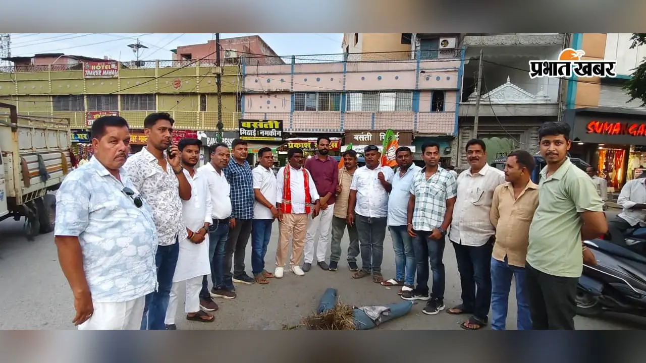 गढ़वा के रंका मोड़ पर गरमाई राजनीति! राहुल और सोनिया गांधी के खिलाफ सड़क पर उतरी BJYM, फूंका पुतला