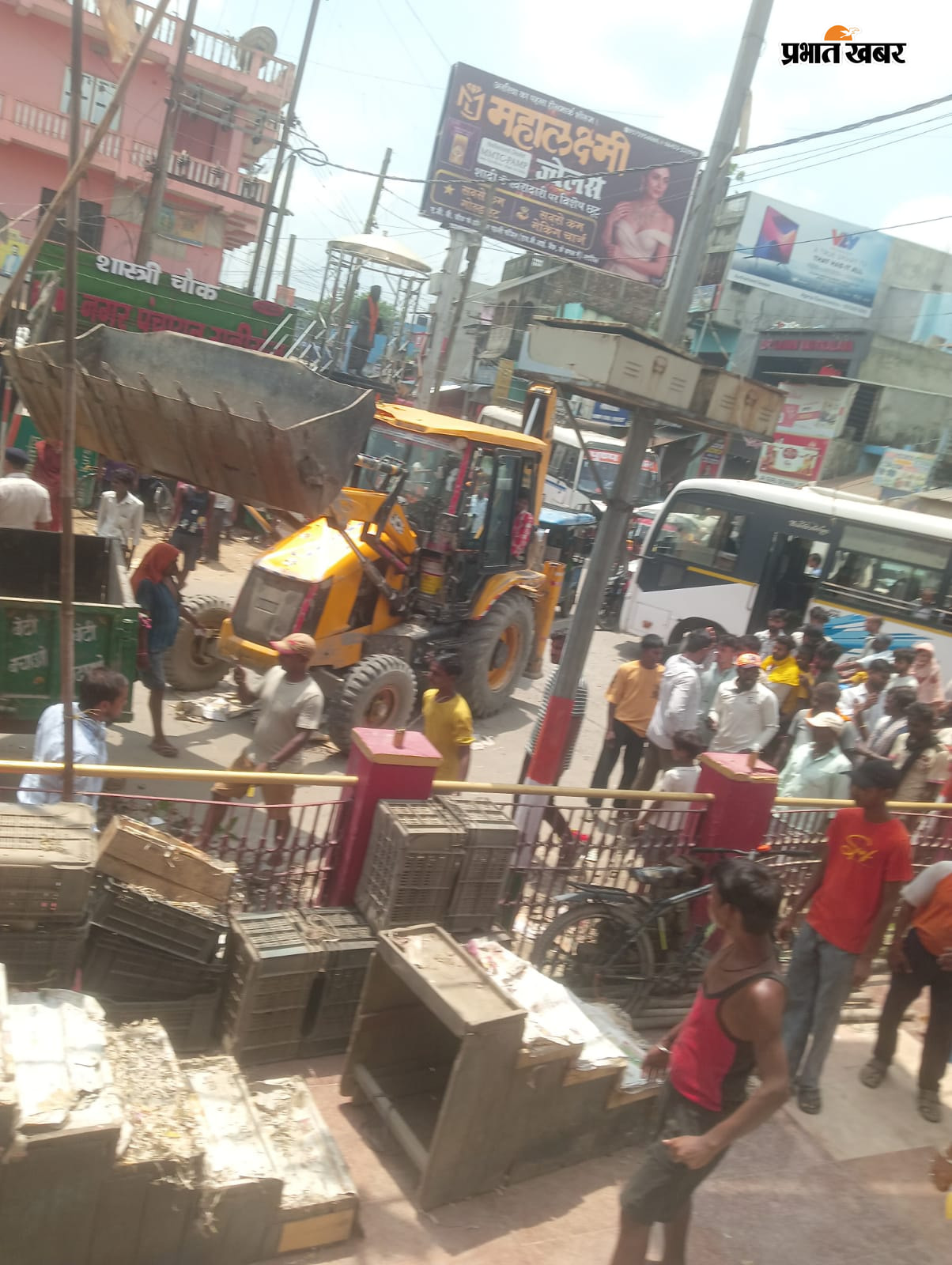अतिक्रमण हटाते बुलडोजर. | Prabhat Khabar Network