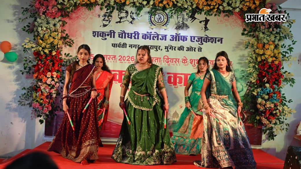 सांस्कृतिक कार्यक्रम में प्रस्तुति देतीं छात्राएं। प्रशस्ति पत्र के साथ अतिथि एवं प्रतिभागी | Prabhat Khabar Network