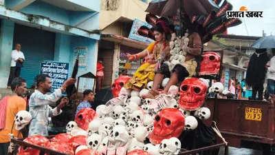 आस्था के रंग में सजा नरकटियागंज, महावीरी झांकी में देव रूप के साथ दिखा जनसमस्याओं का आईना