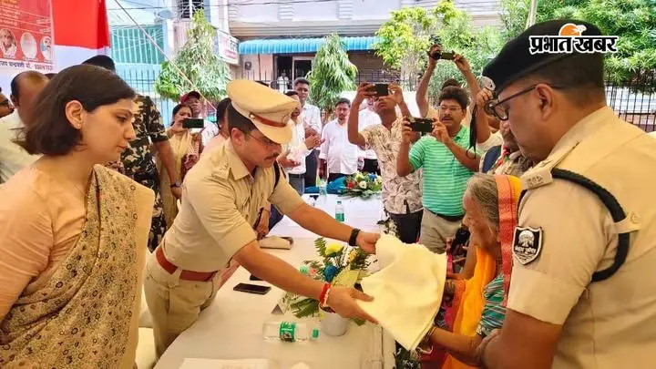 बक्सर: डुमरांव शहीद स्मारक पर अमर शहीदों को नमन, परिजनों को शॉल और तिरंगा देकर किया सम्मानित