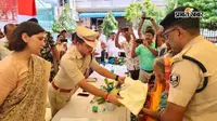 बक्सर: डुमरांव शहीद स्मारक पर अमर शहीदों को नमन, परिजनों को शॉल और तिरंगा देकर किया सम्मानित