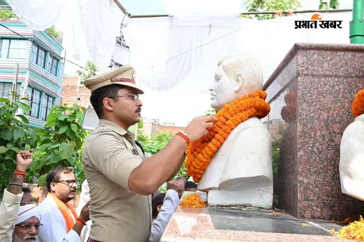 अमर शहीद के परिवार को सम्मानित करते डीएम व एसपी | Prabhat Khabar Network