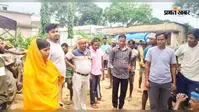 भवन निर्माण में अनियमितता के आरोप पर ग्रामीणों का हंगामा, दूसरी मंजिल की ढलाई रोकी