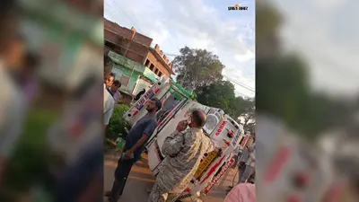 अनियंत्रित पिकअप वैन पलटी, सड़क किनारे खड़ी महिला गंभीर घायल