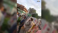 अनियंत्रित पिकअप वैन पलटी, सड़क किनारे खड़ी महिला गंभीर घायल
