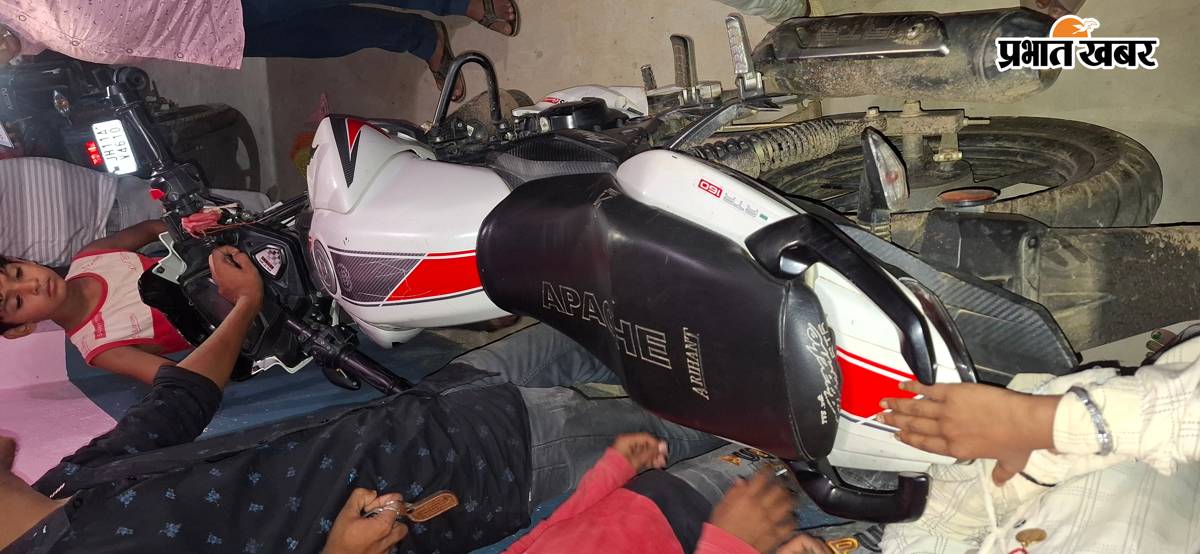 घटनास्थल पर छूटा बाइक