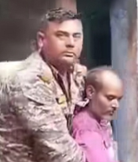 आरोपी पुत्र को पकडकर ले जाती पुलिस