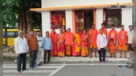 बेतला से देवघर के लिए कांवरियों का जत्था रवाना, मुखिया व उप मुखिया ने अंग वस्त्र देकर किया सम्मानित