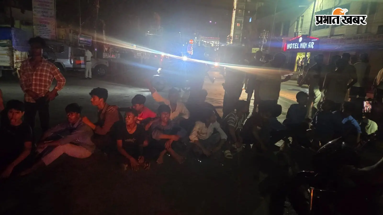 सीनियर छात्रों की प्रताड़ना से तंग आकर सड़क पर उतरे अंबेडकर छात्रावास के बच्चे, समाहरणालय गेट किया जाम