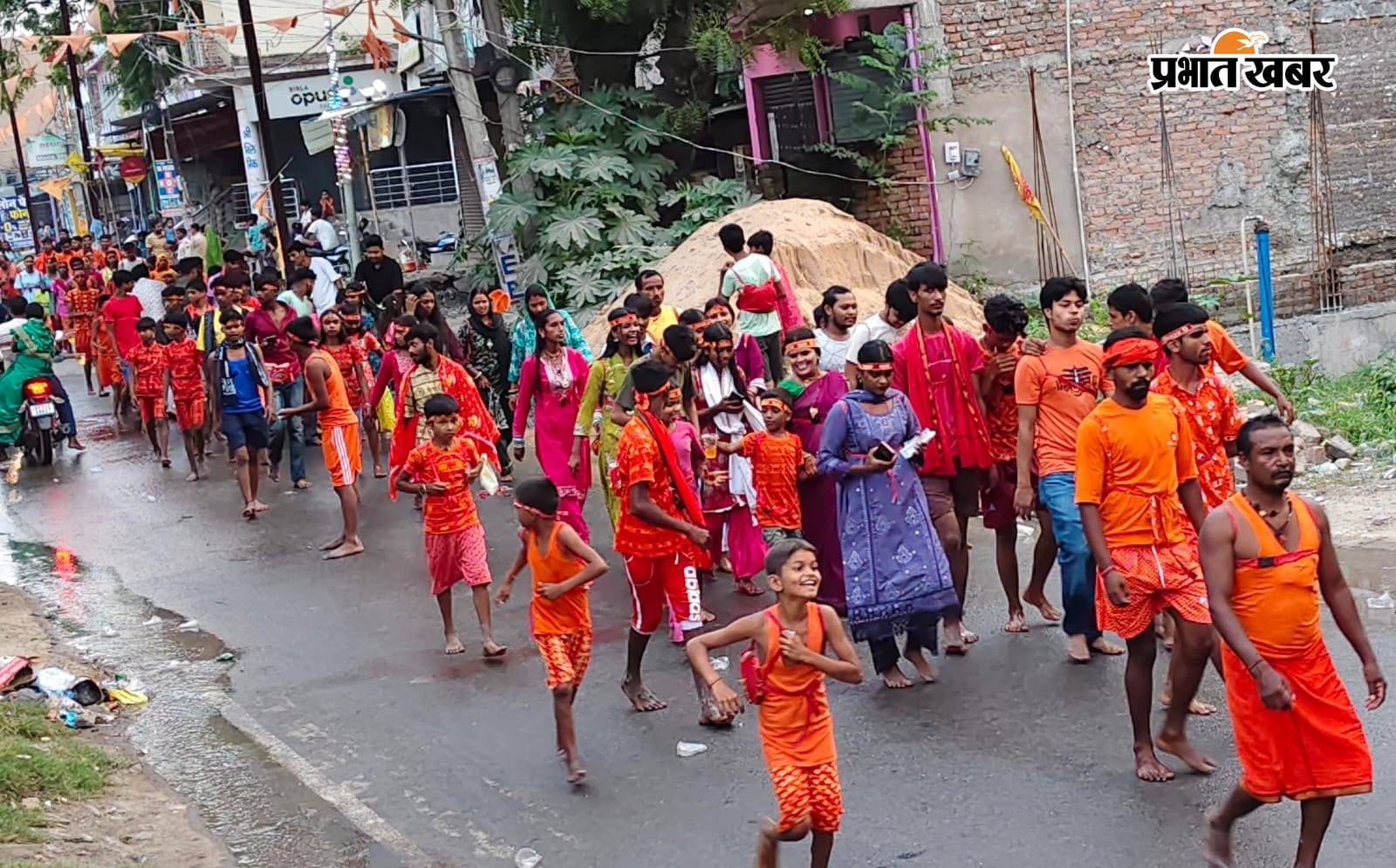 यात्रा में शामिल भक्त और मां को लेकर जाते पुत्र | Prabhat Khabar Network