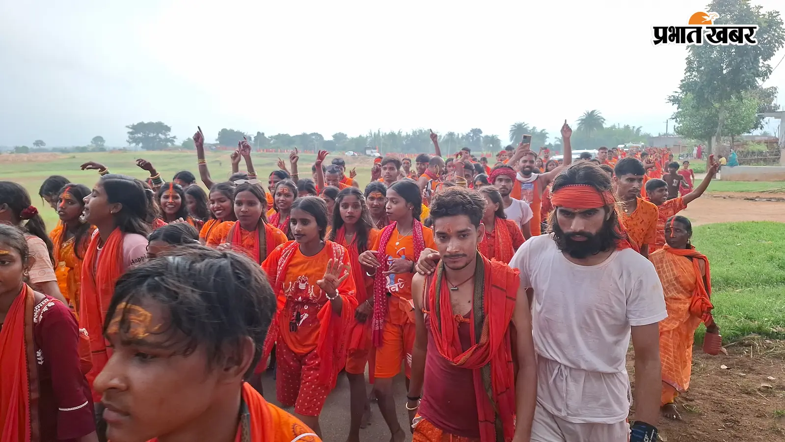 हर-हर महादेव के उद्घोष के साथ कांवर यात्रा में शामिल हुए श्रद्धालु